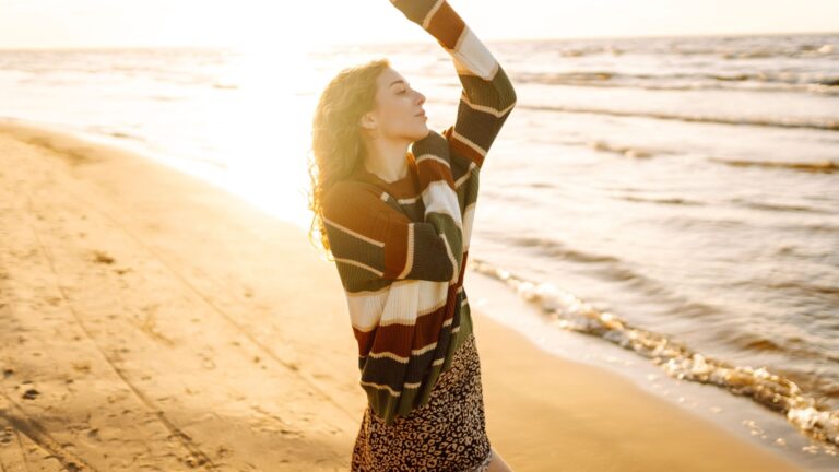 frau alleine am strand