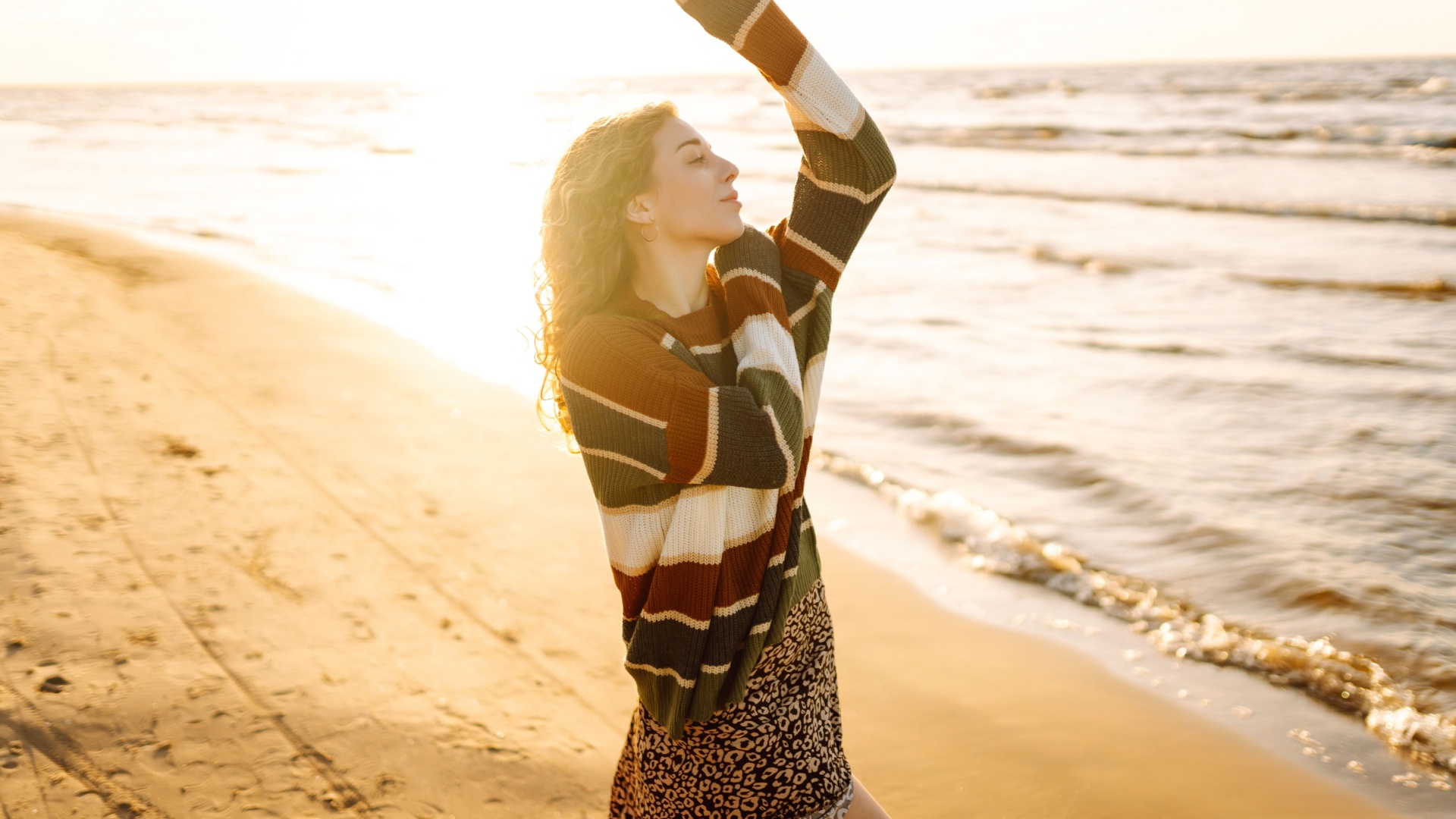 frau alleine am strand