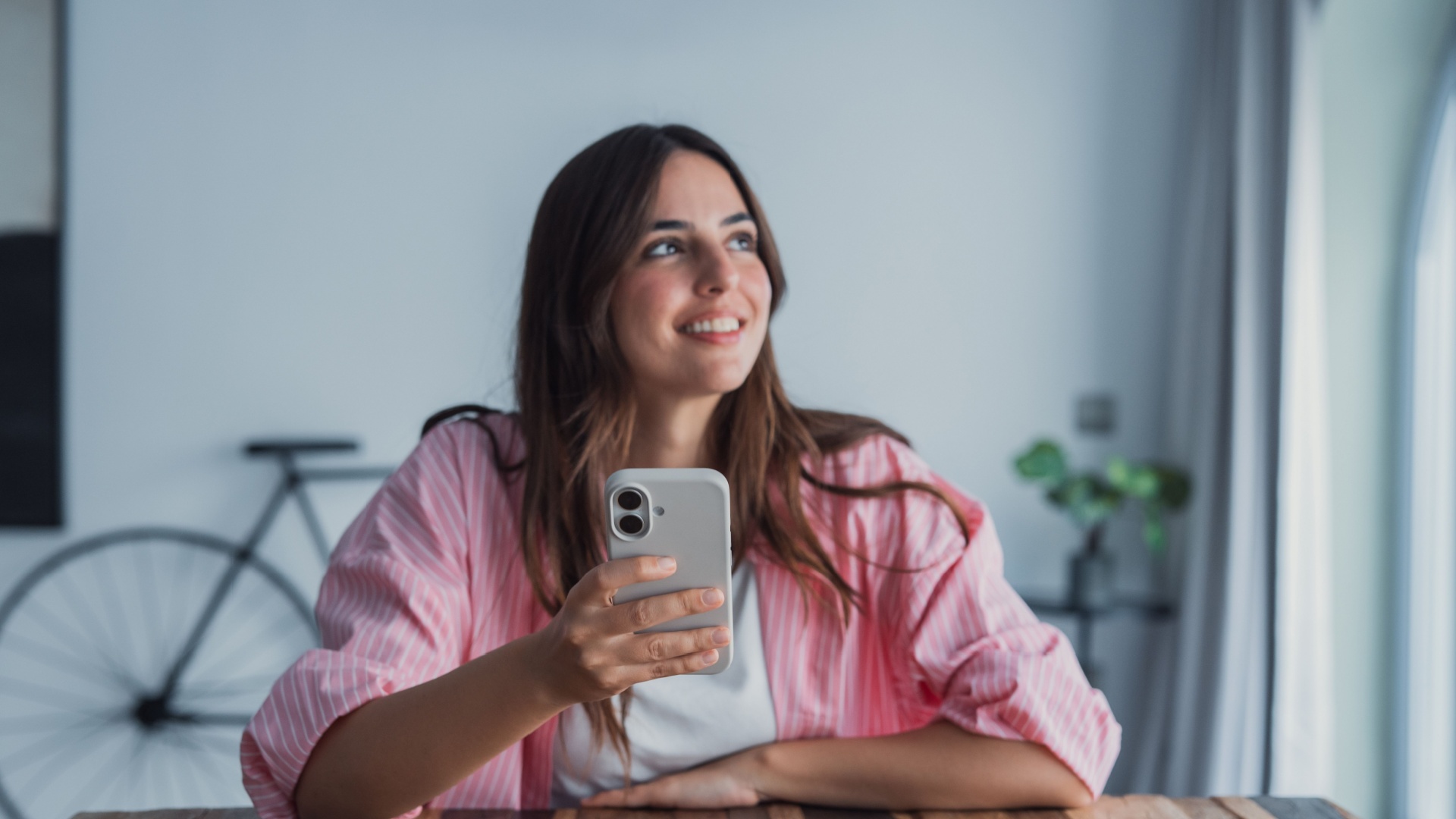 frau am handy gluecklich