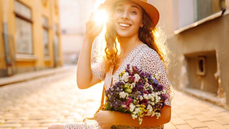 frau mit blumen in der hand
