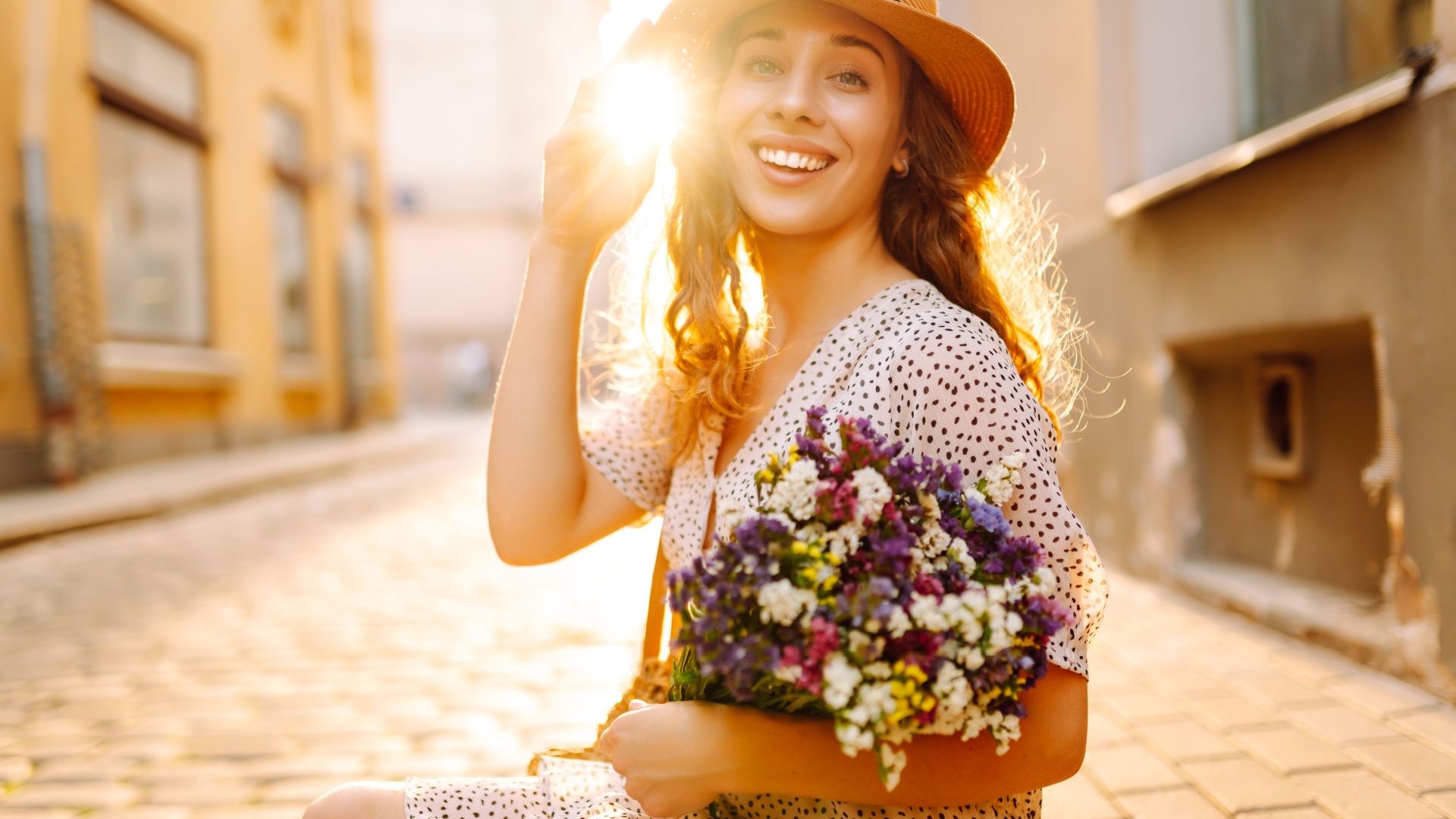 frau mit blumen in der hand