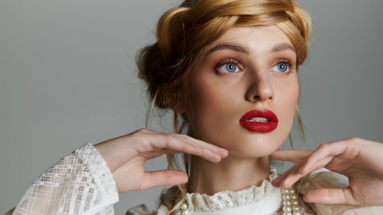 frau mit roten lippen und blauen augen