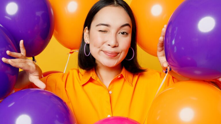 frau orange violett