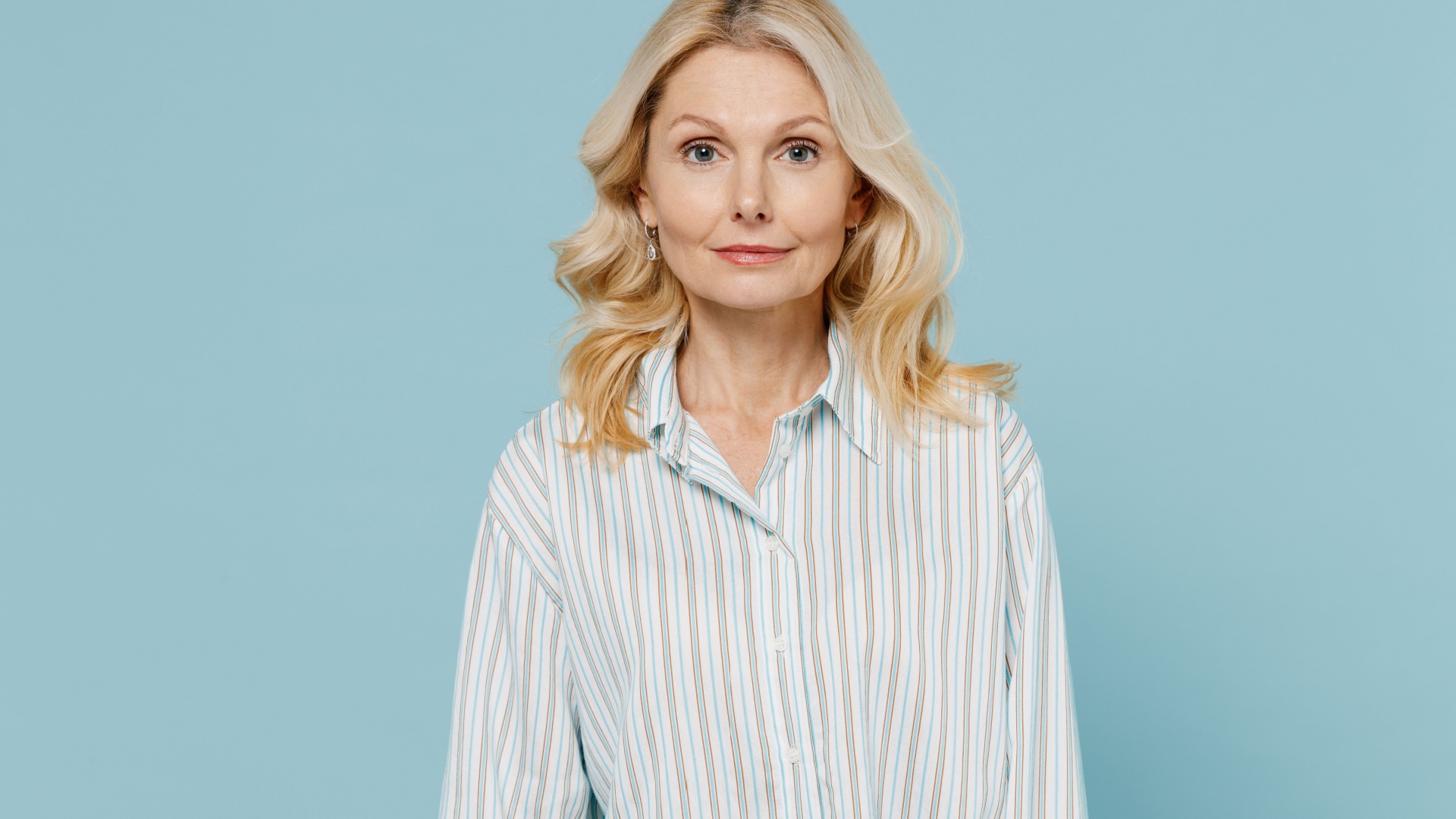 frau blauer hintergrund