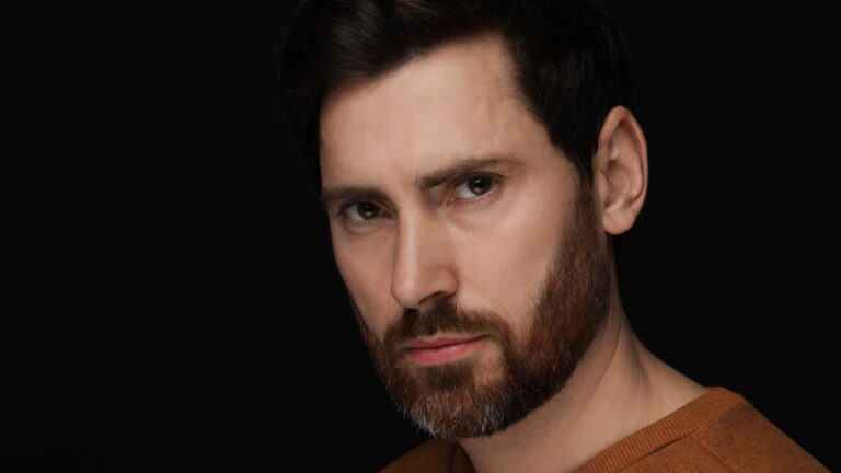 ein narzisst mit boesem blick