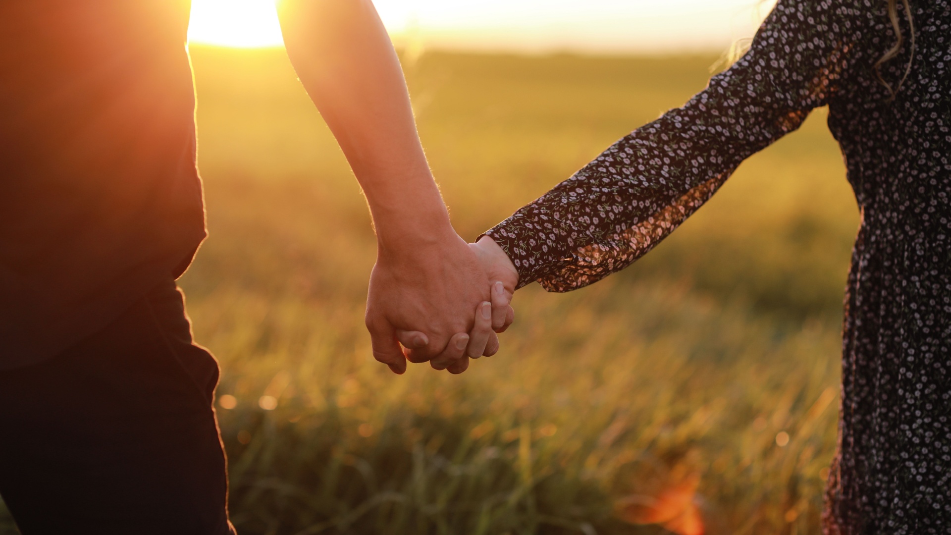 Was sein Haendchenhalten wirklich ueber dich und euch aussagt