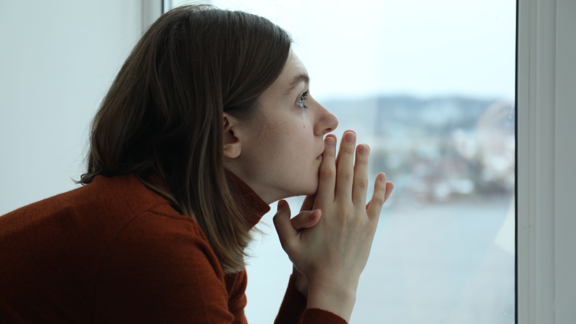frau denkt nach liebeskummer