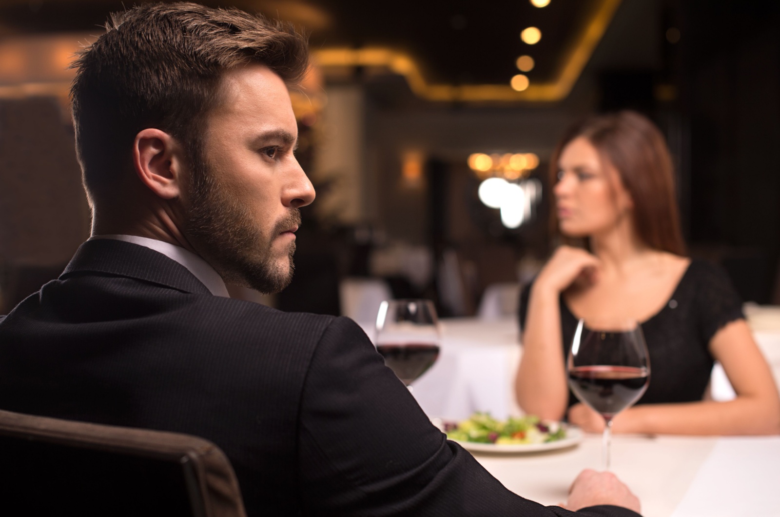 angespanntes paar beim date