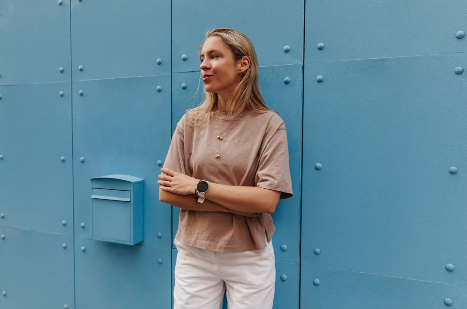 blonde frau im t shirt