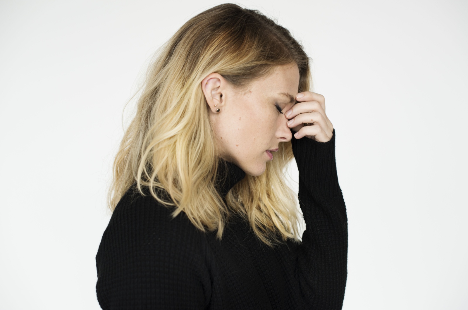 blonde frau zweifelt