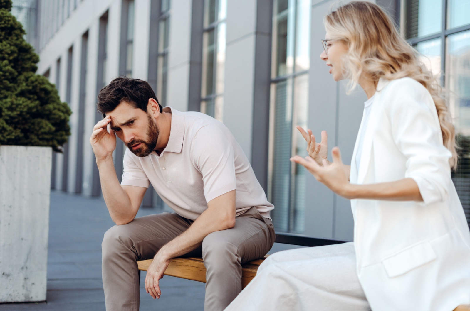 emotionaler mann redet mit frau