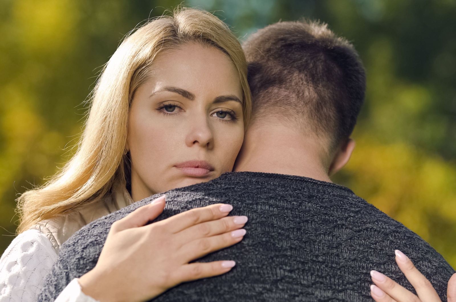 ernste frau mit mann