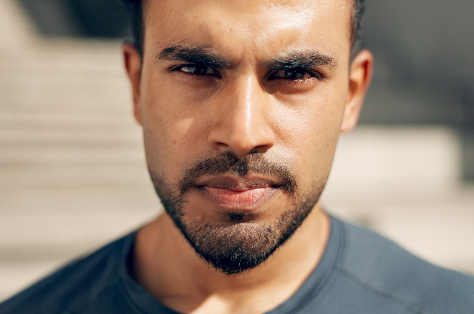 ernster blick von einem mann