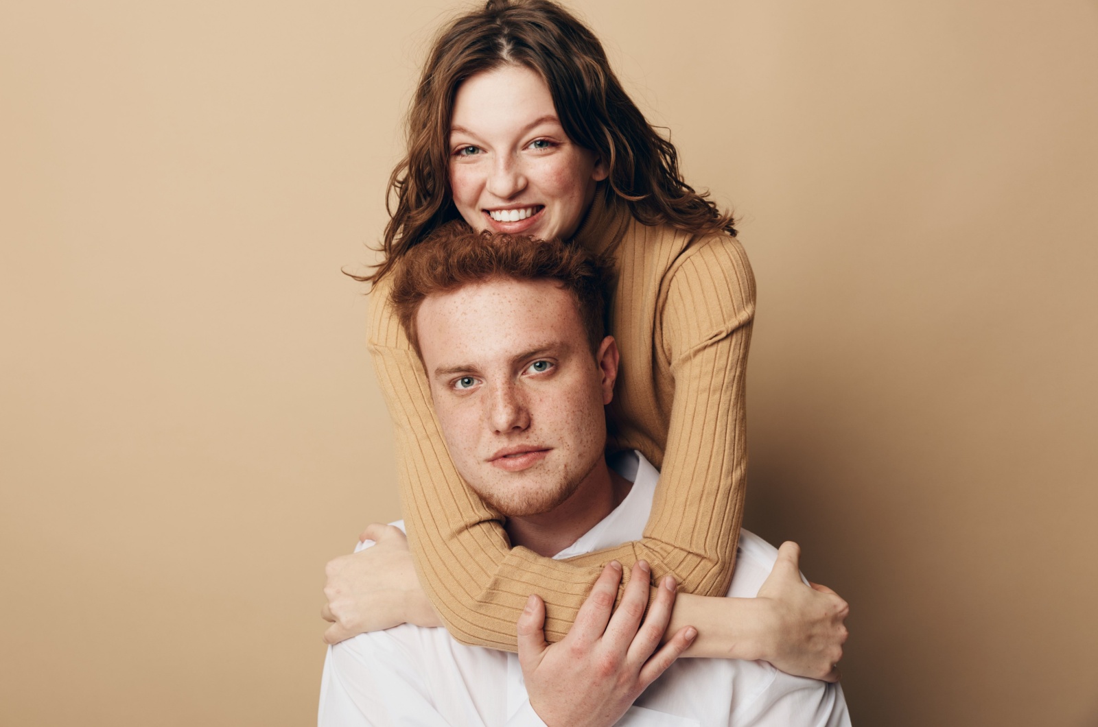 ernster mann mit frau