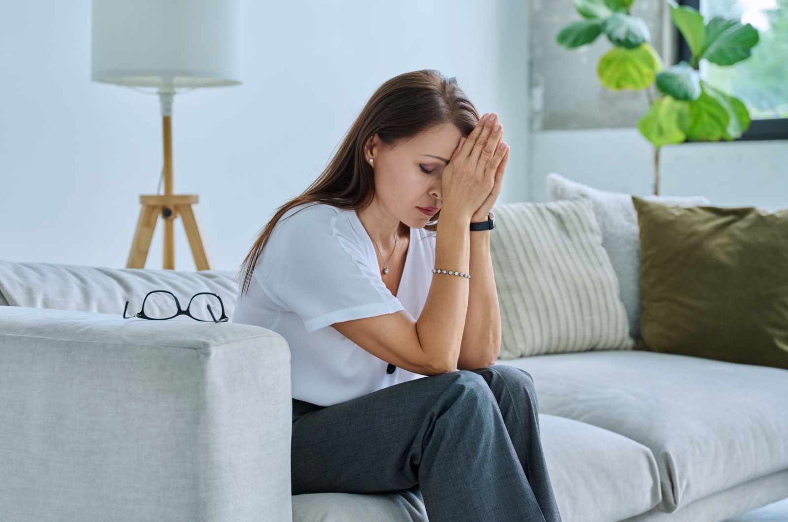 erschoepfte frau alleine im haus