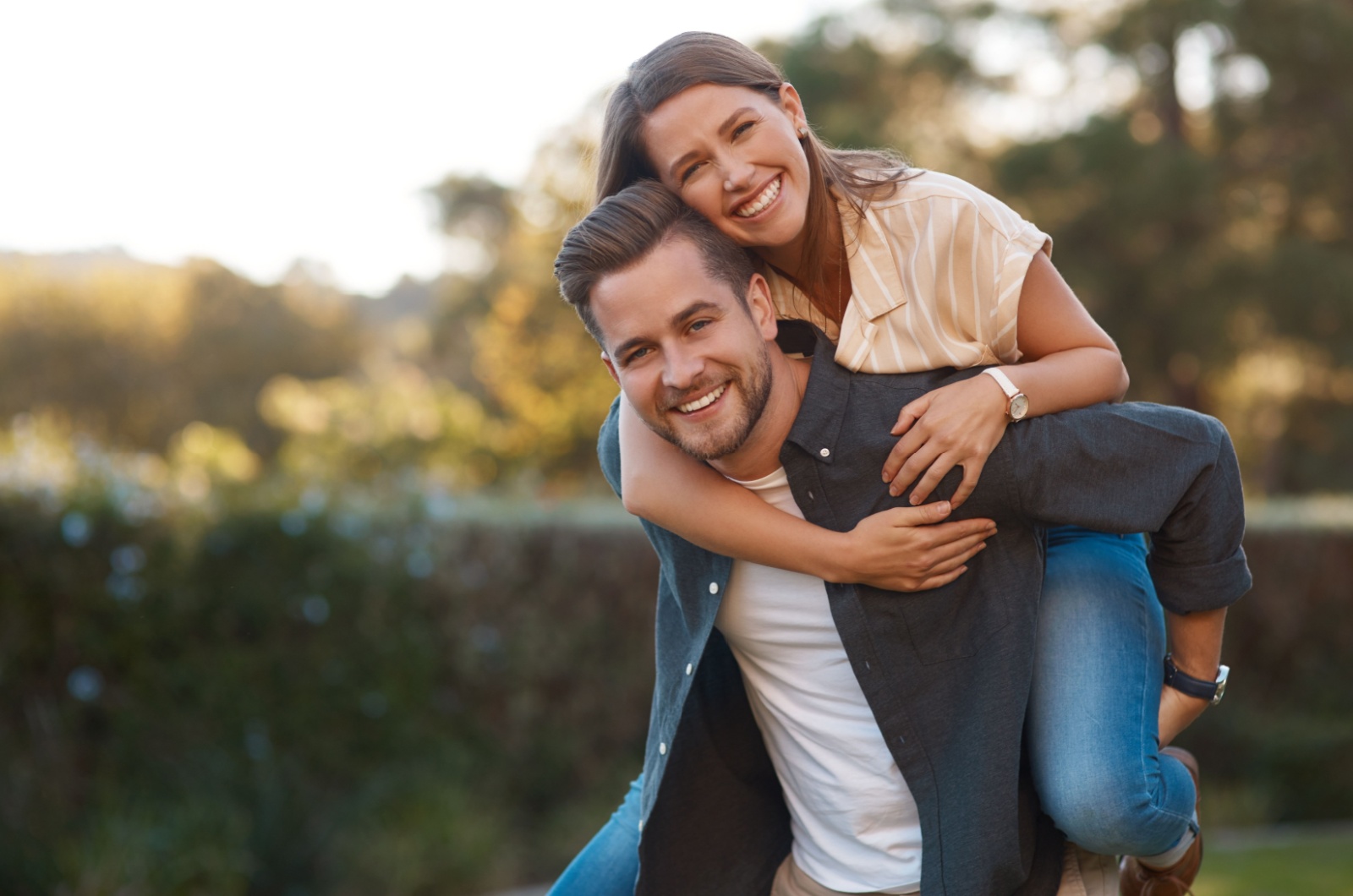 frau auf dem schultern des mannes