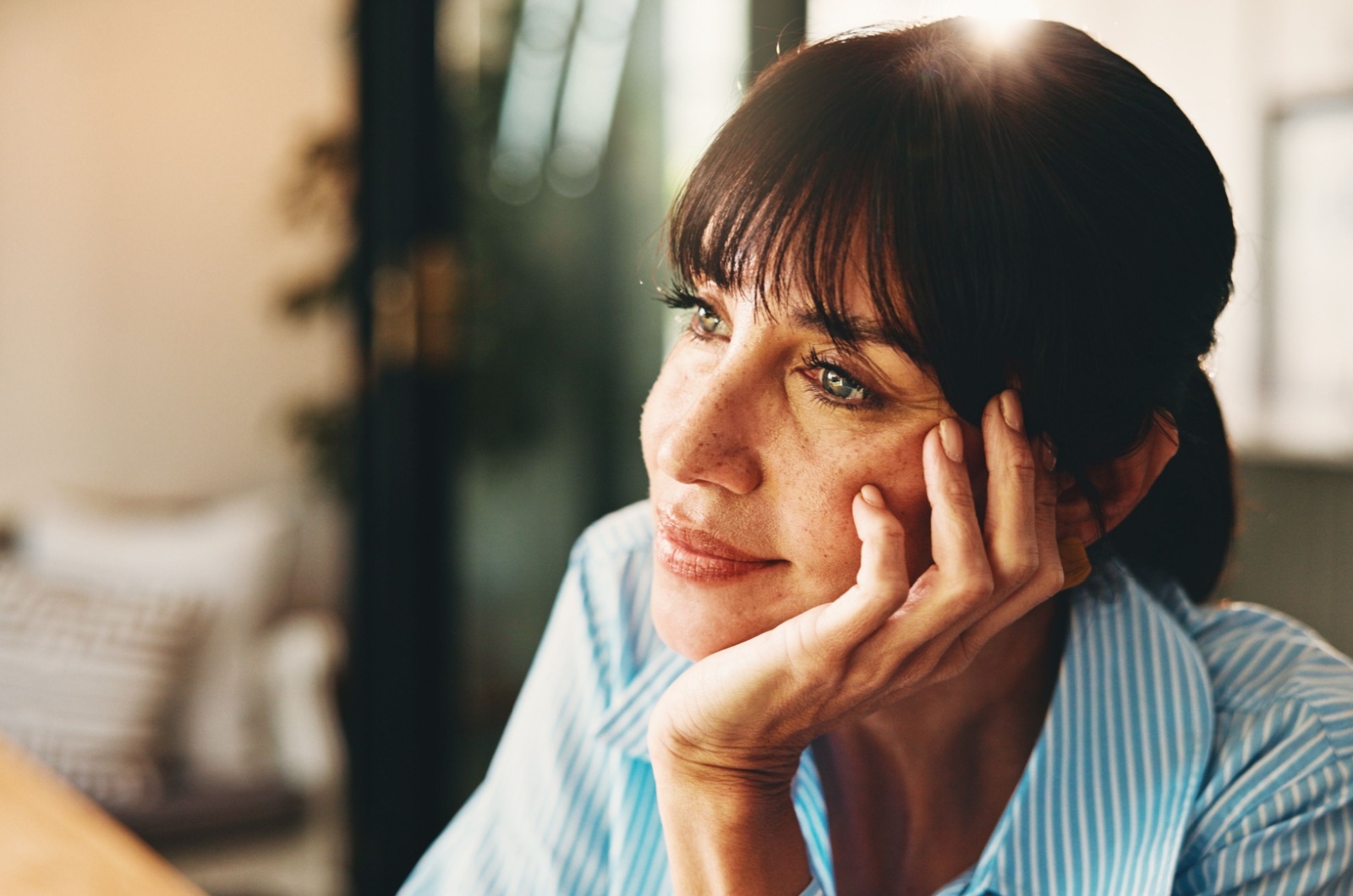 frau blickt in die ferne