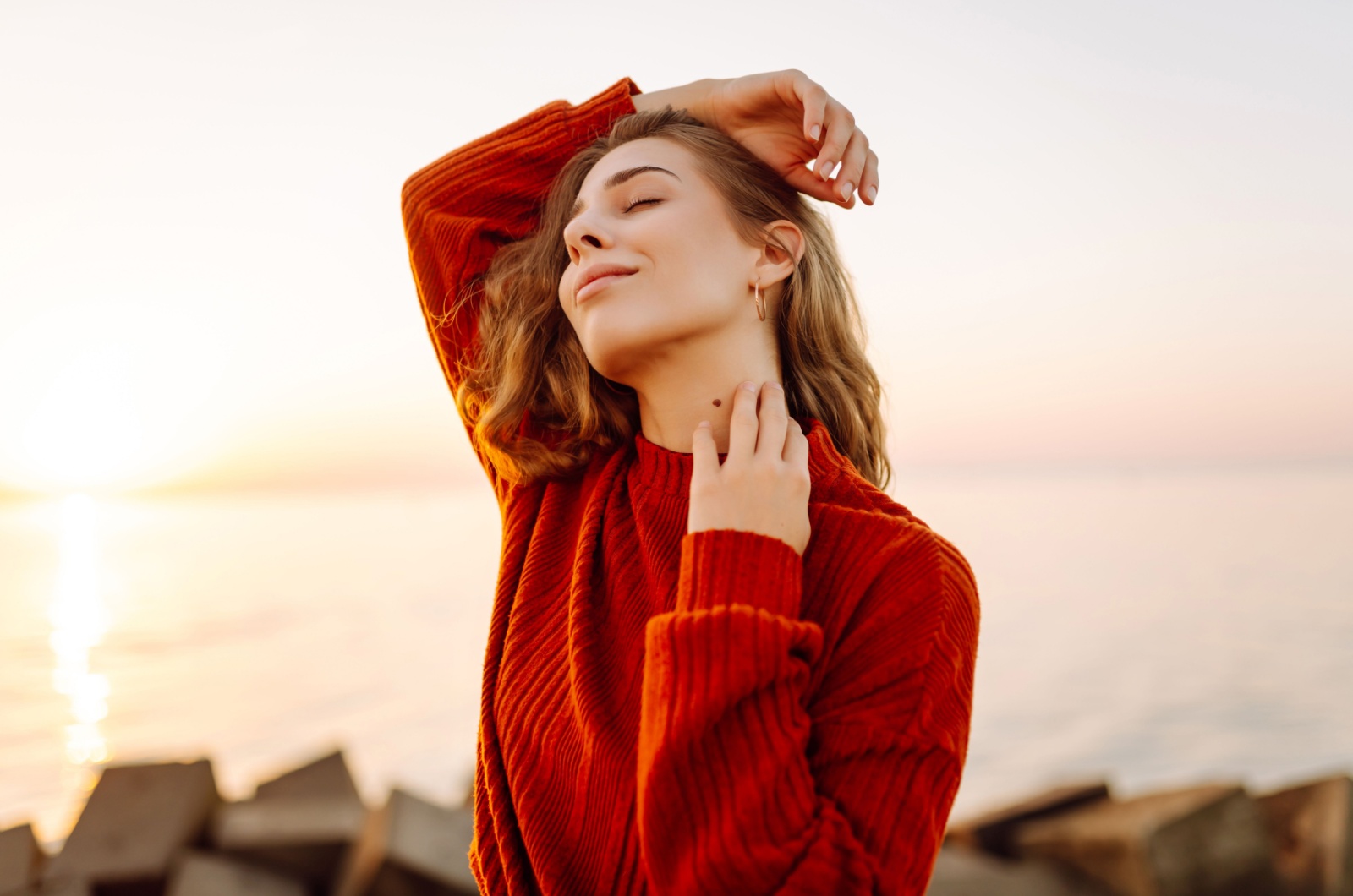 frau geniesst zeit fuer sich