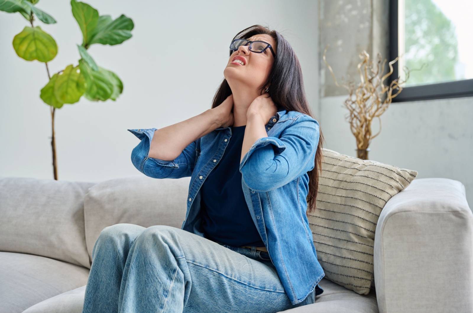 frau hat schmerzen im nacken