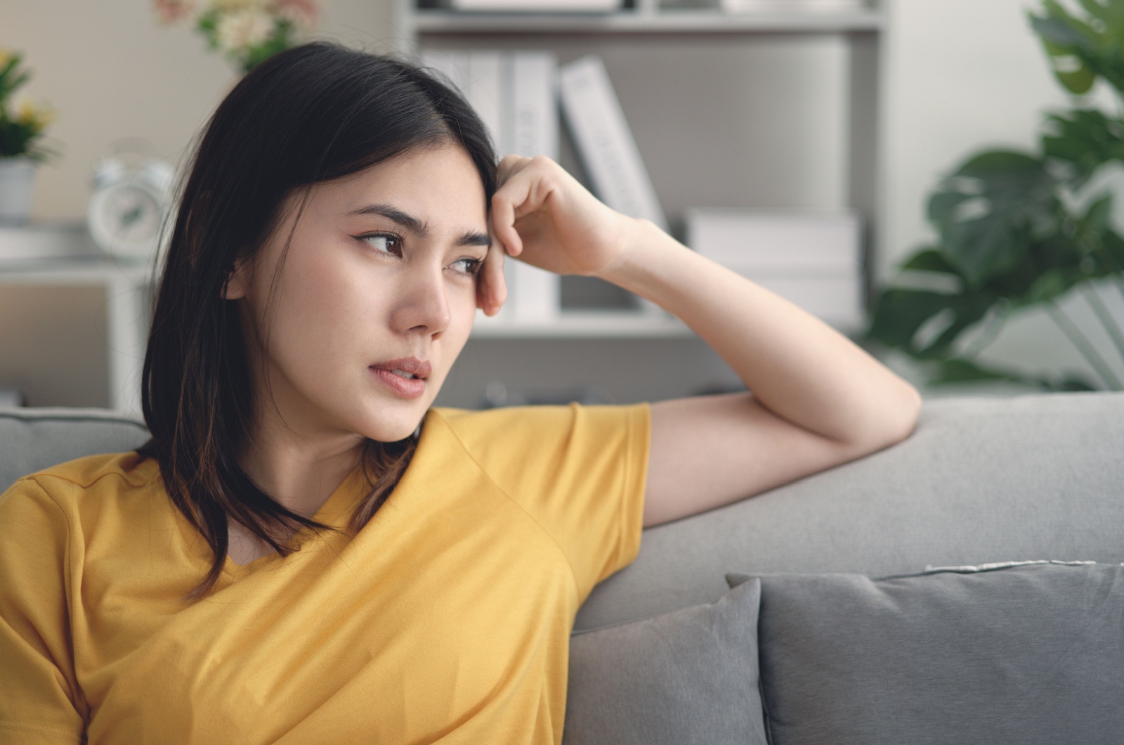 frau im gelben t shirt