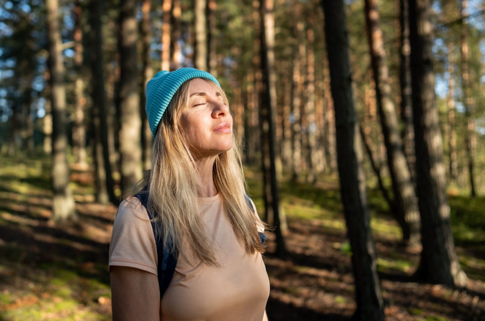 frau im wald