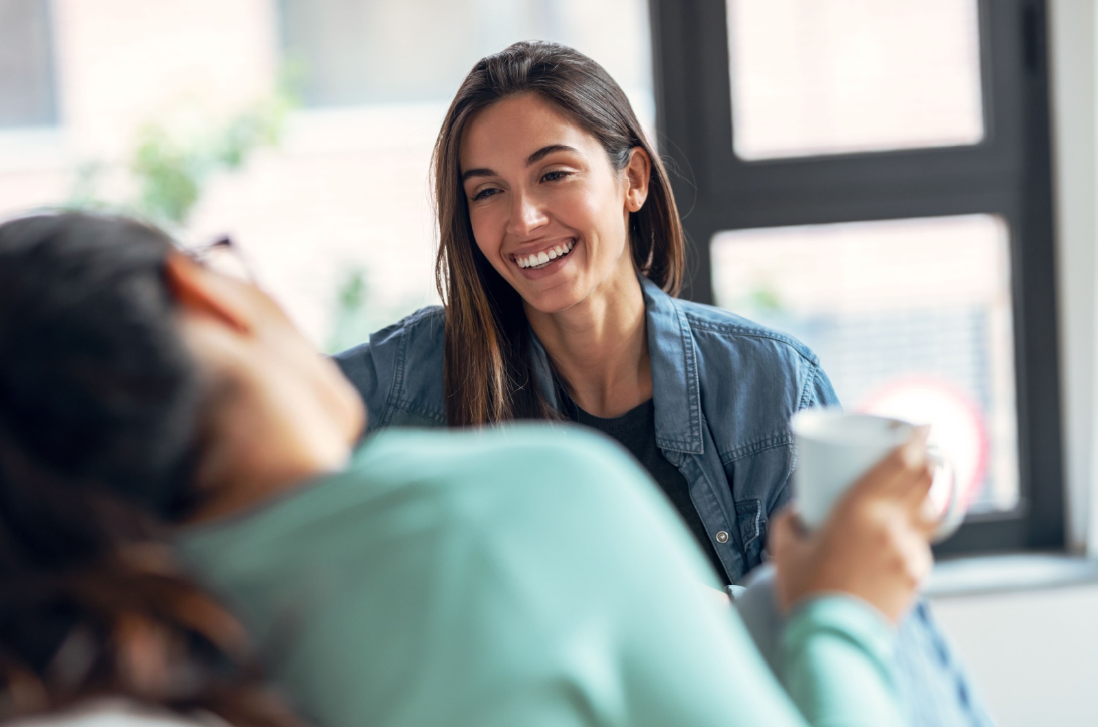 frau lacht mit freundin