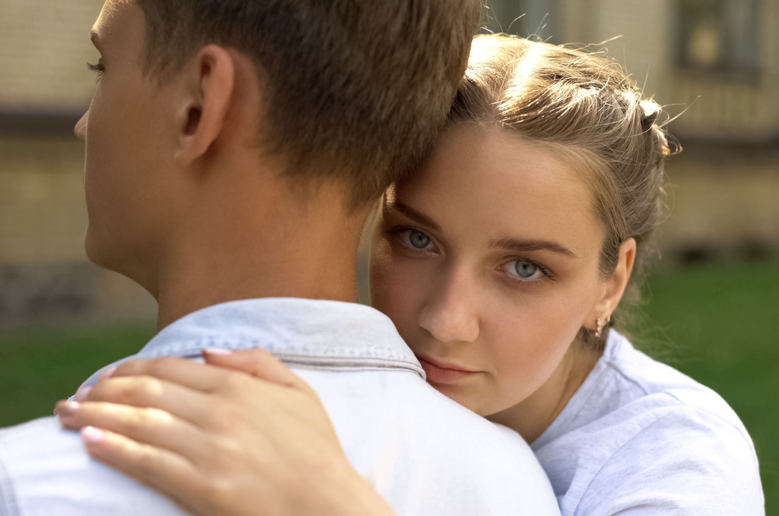 frau legt hand um mann