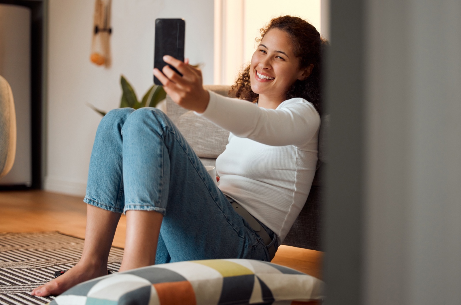 frau macht bild von sich