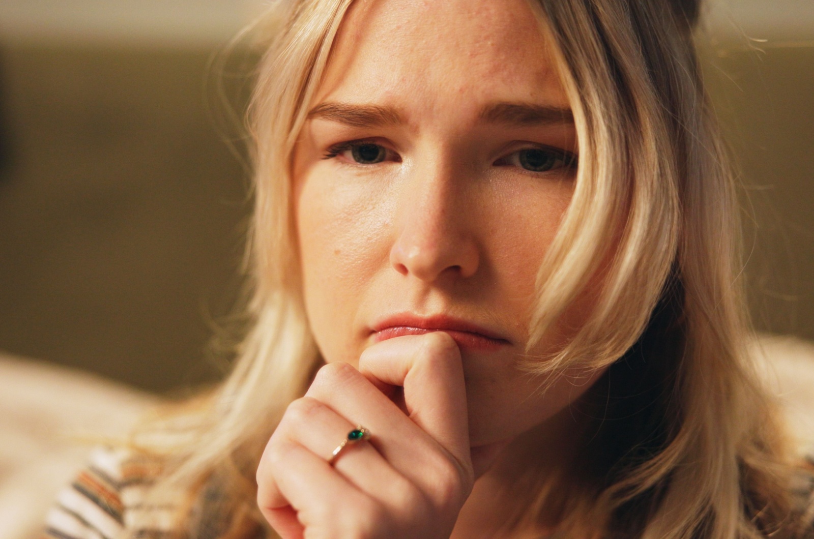 frau macht sich um etwas sorgen