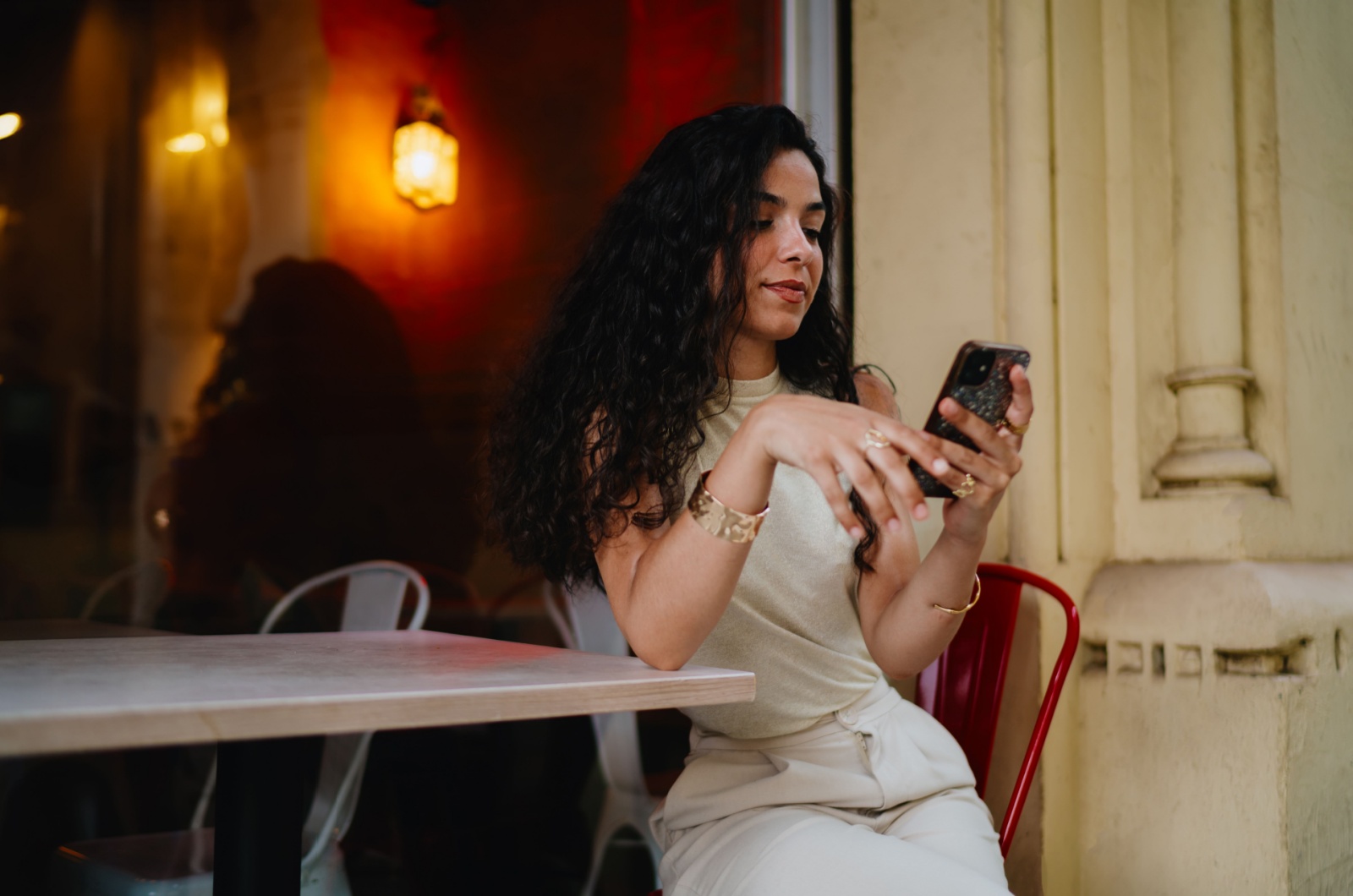 frau mit handy im cafe