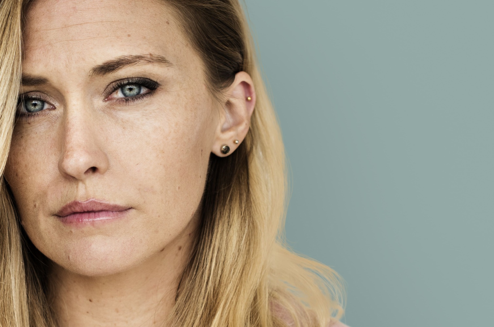 frau mit intensiven blauen augen