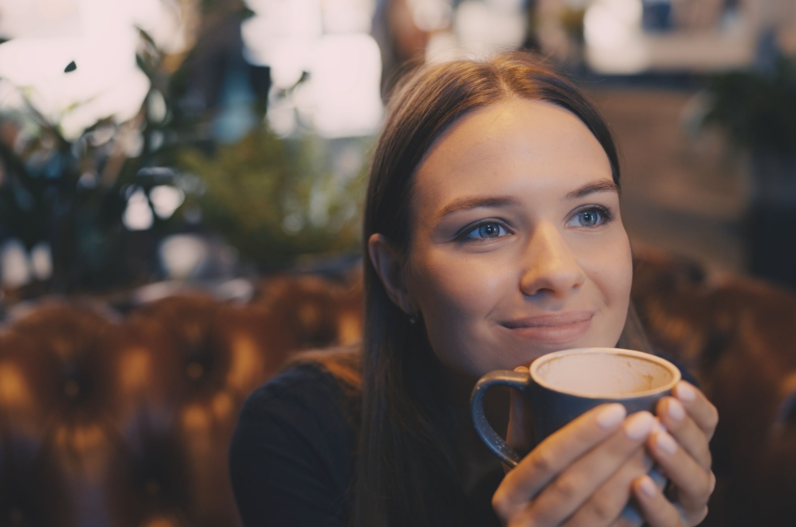 frau mit kaffee in der hand
