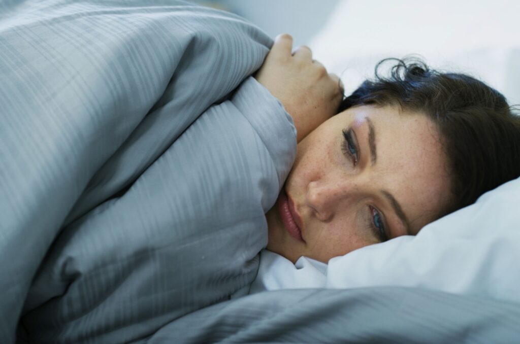 frau mit liebeskummer im bett