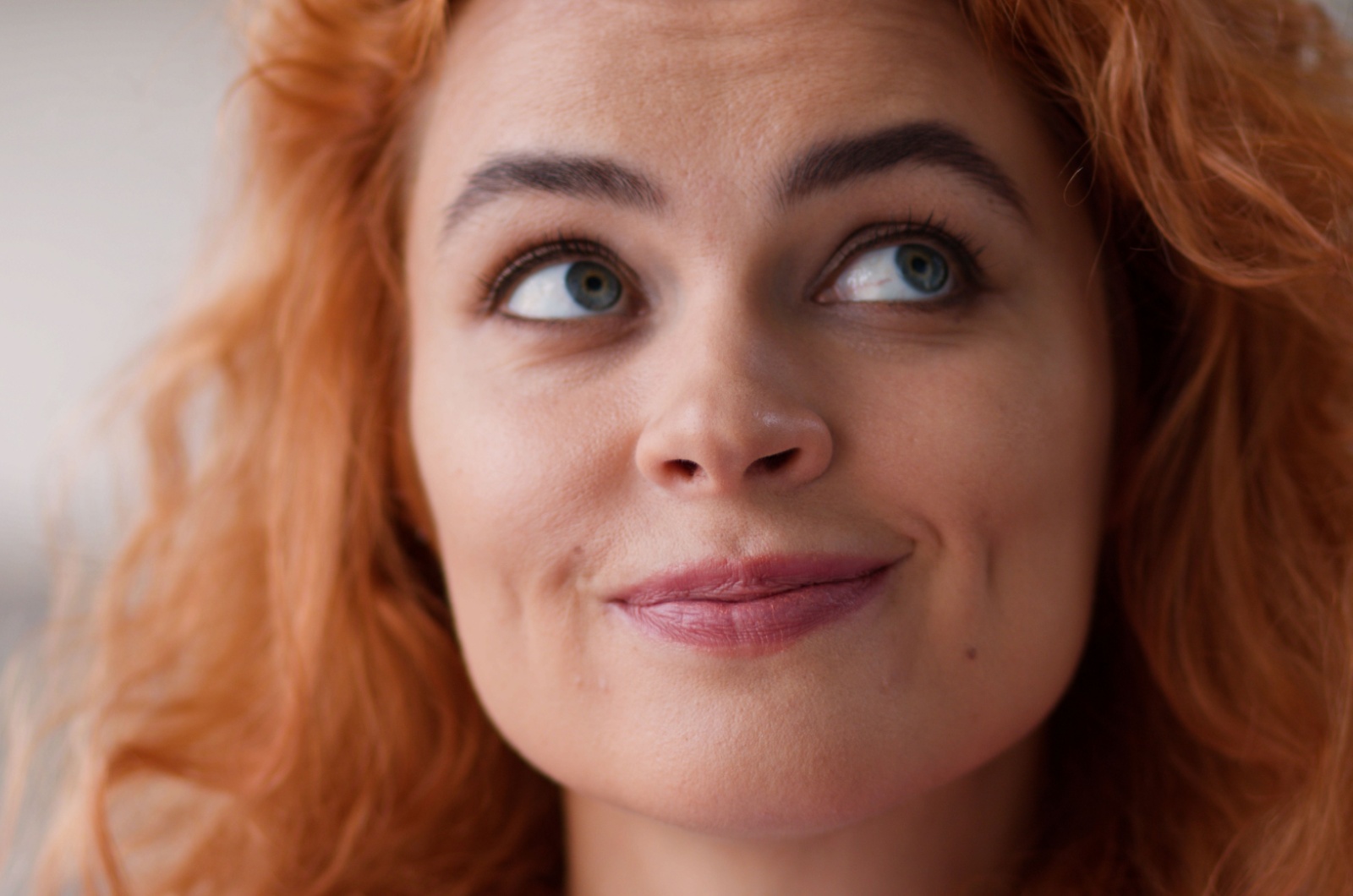 frau mit seitenblick