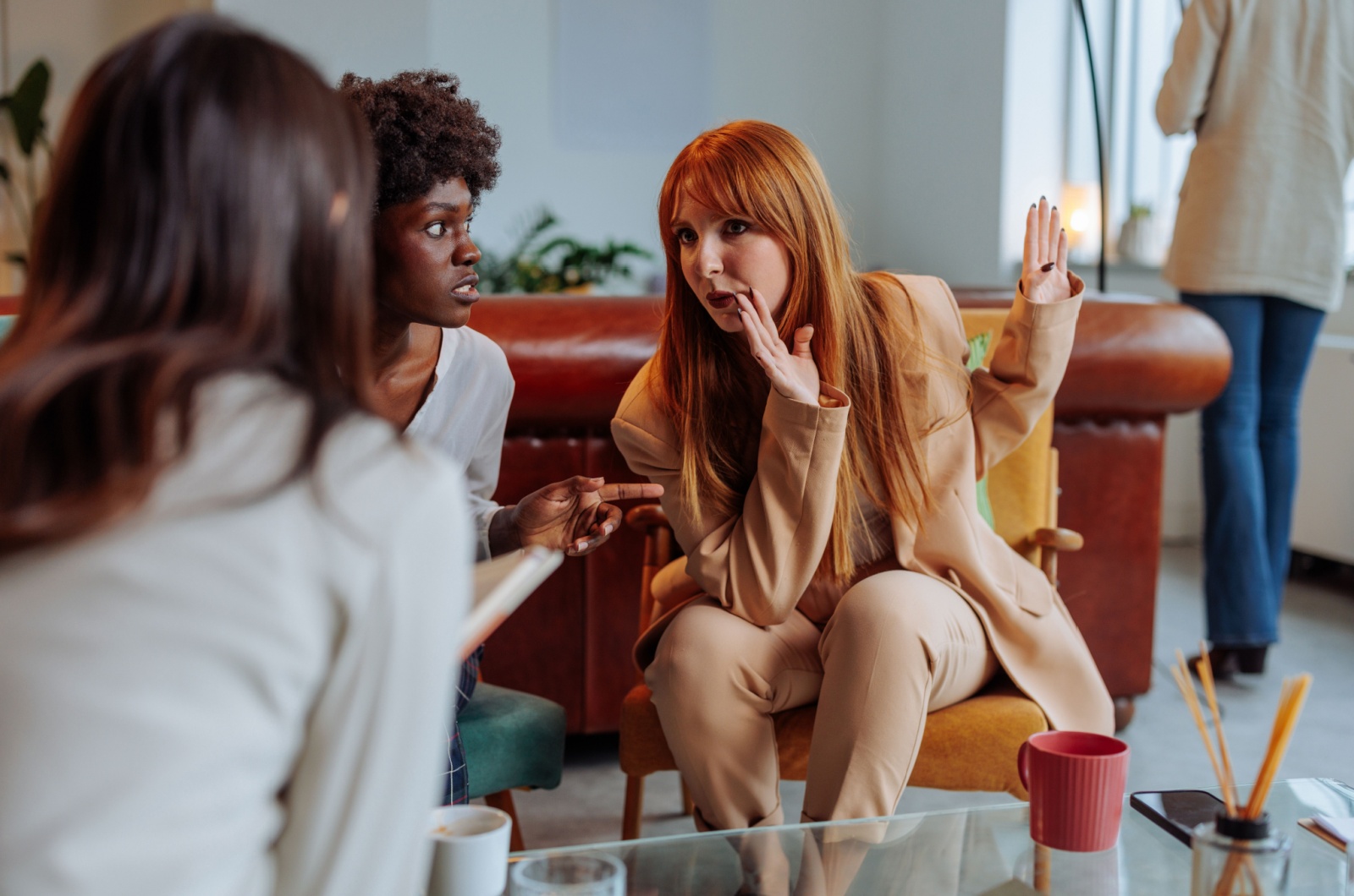 frau redet schlecht ueber andere