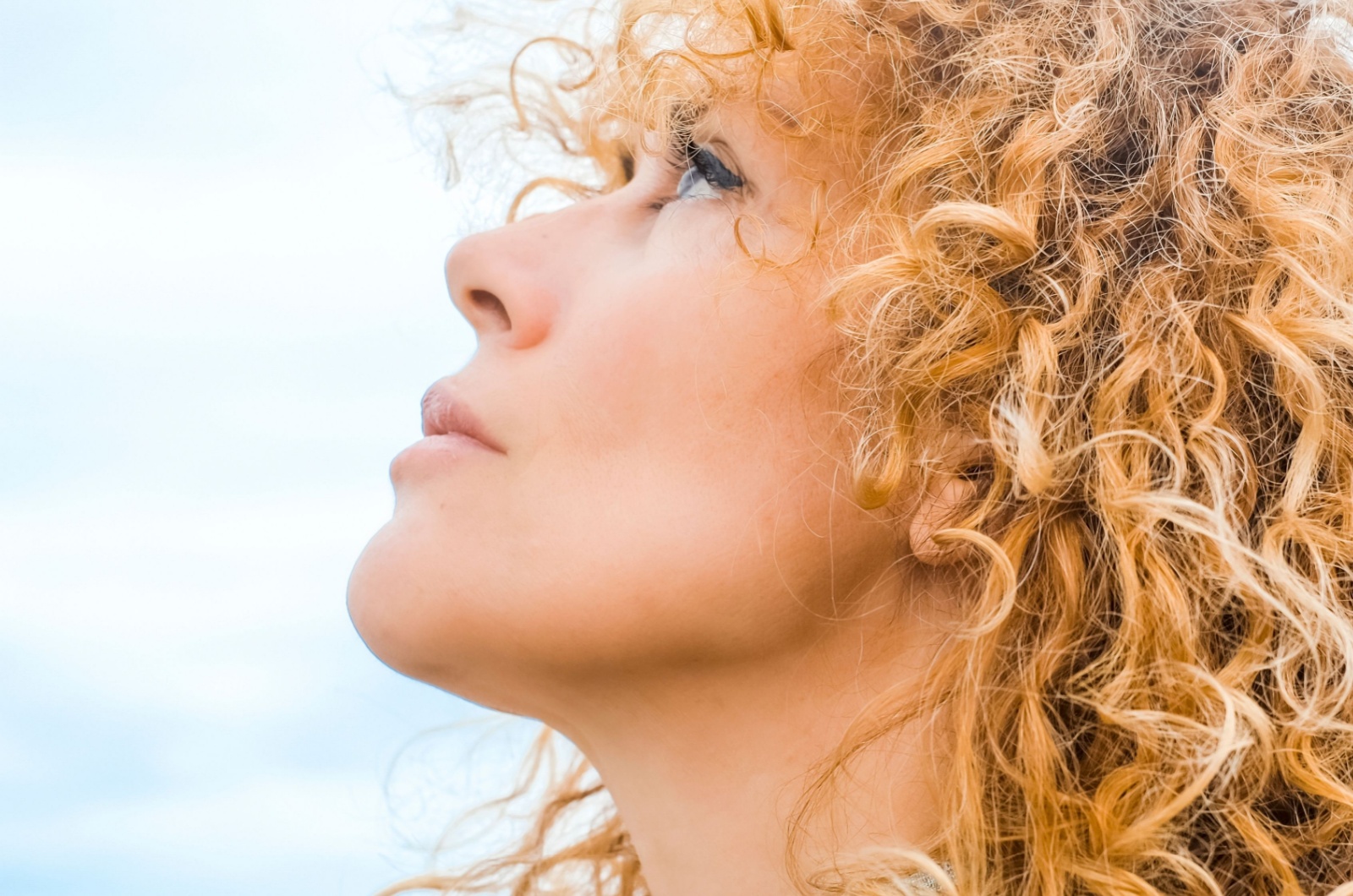 frau schaut nach oben