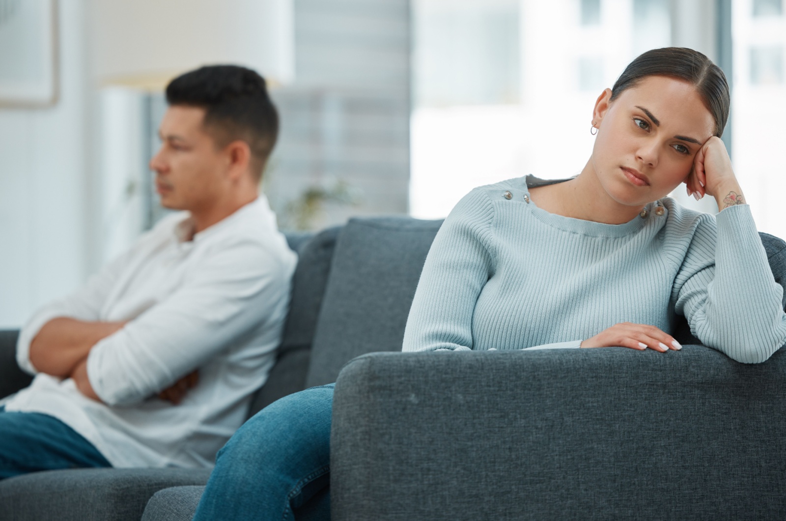 frau sitzt verzweifelt neben mann