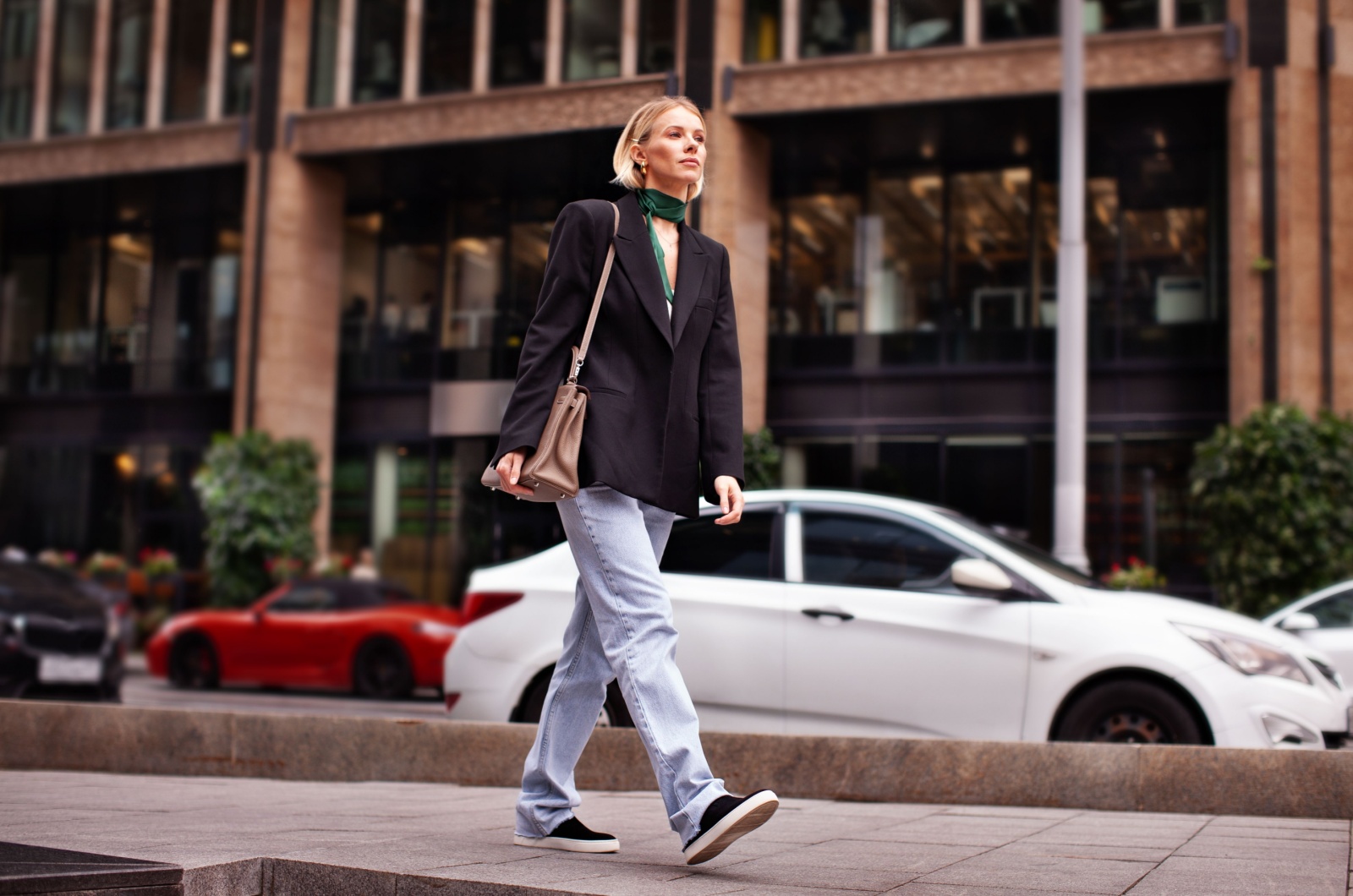 frau spaziert in der stadt