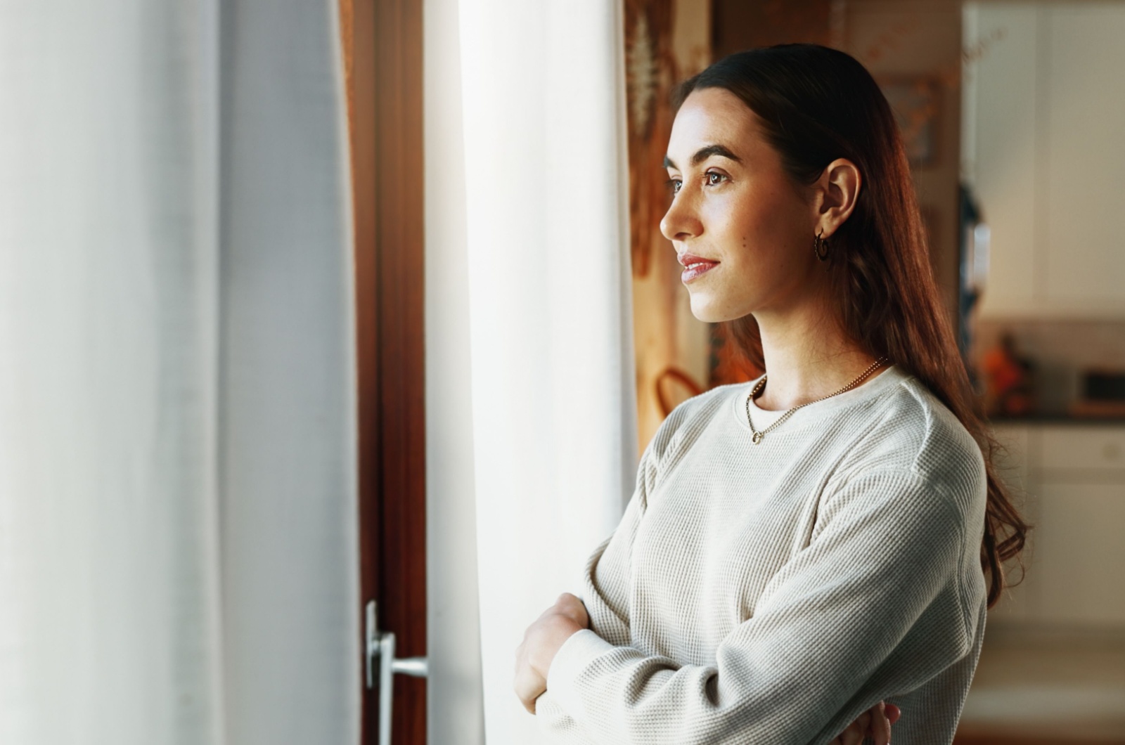 frau steht am fenster