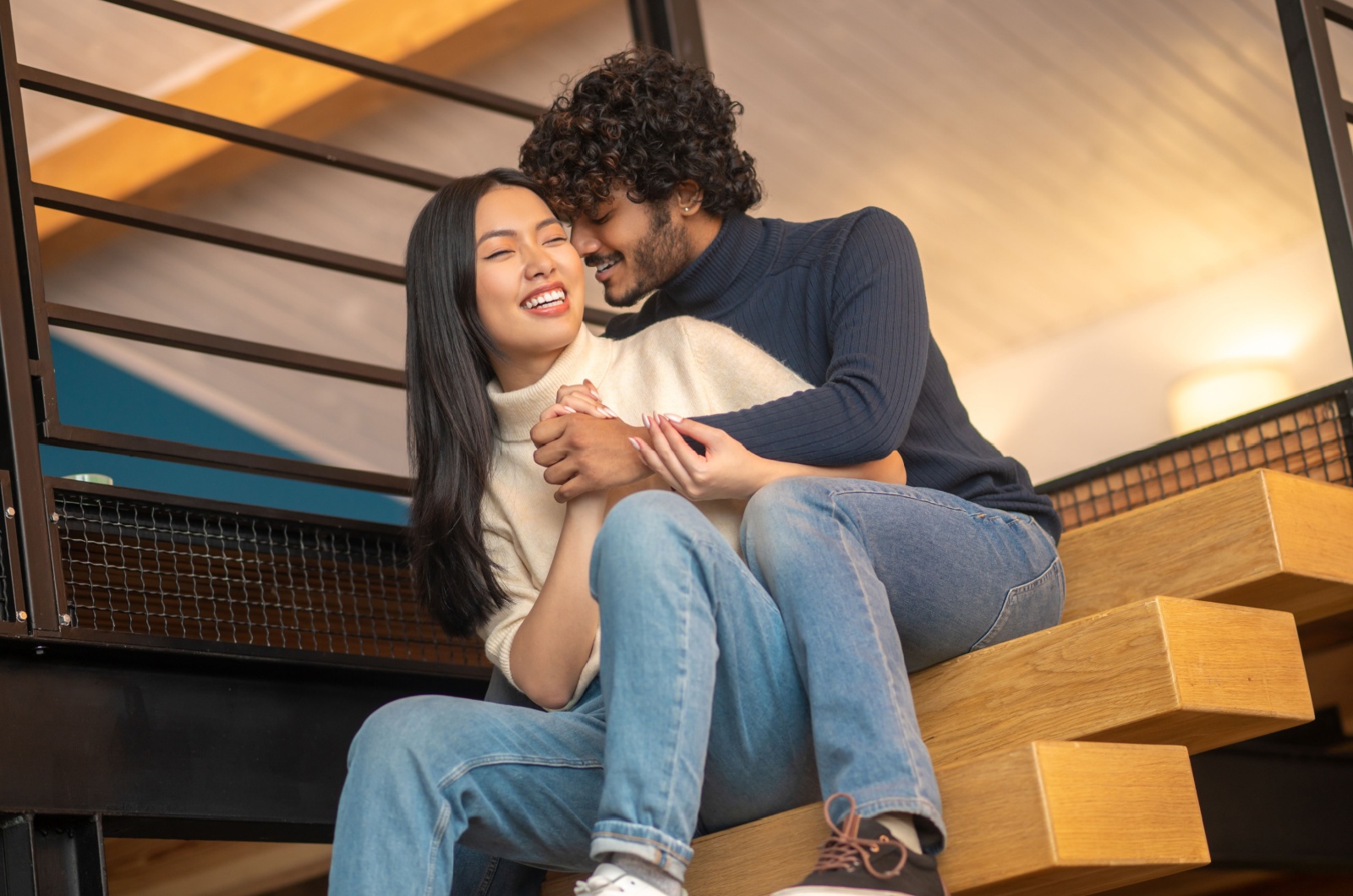 frau und mann auf treppe