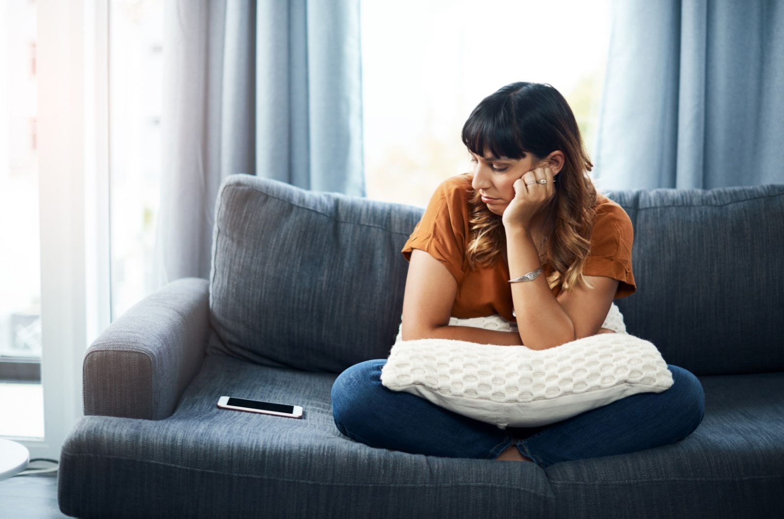 frau wartet auf nachricht