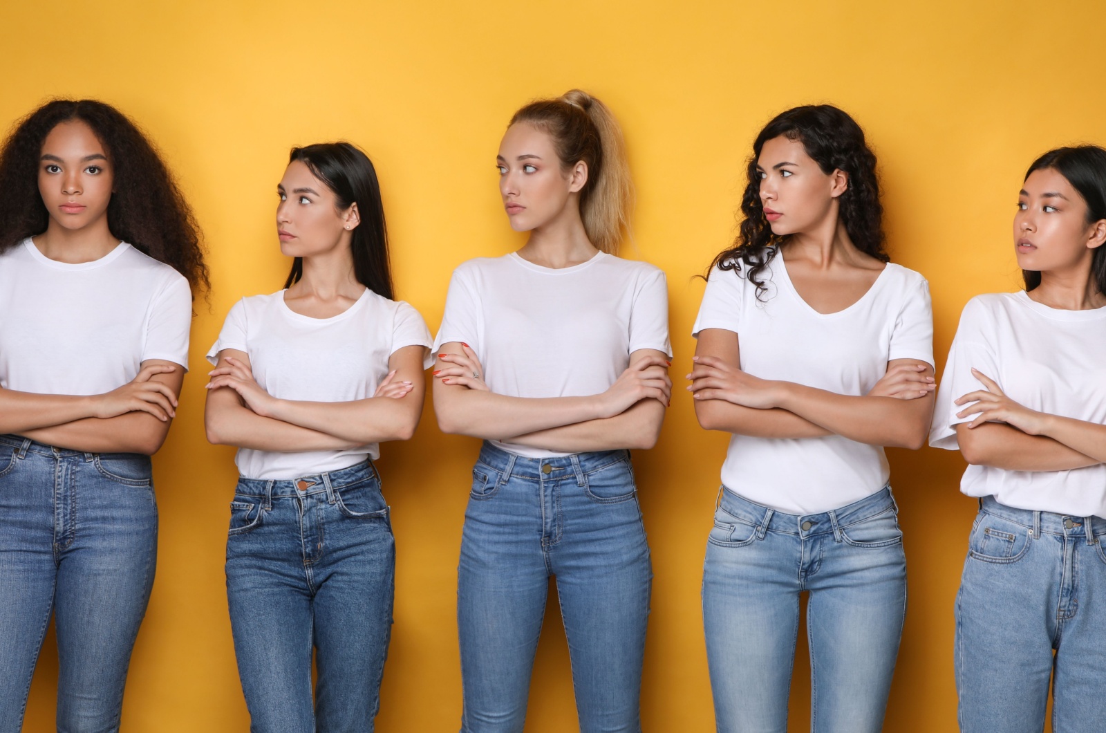 frau wird kleingemacht von anderen frauen