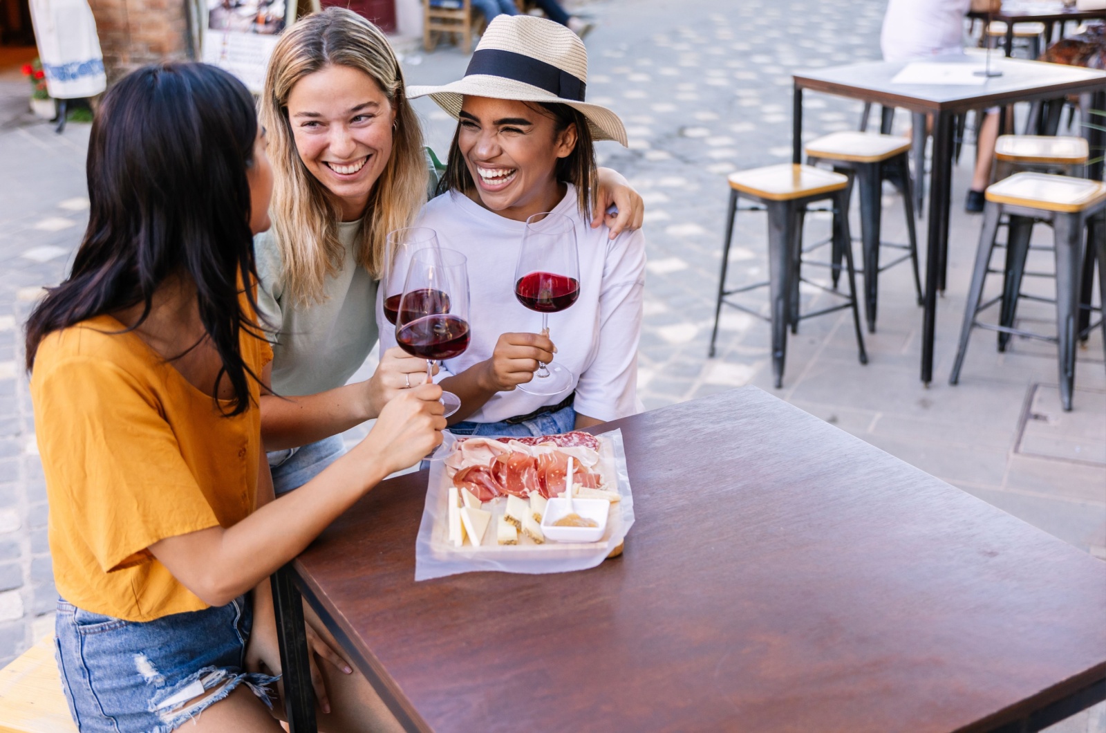 freundinnen trinken wein