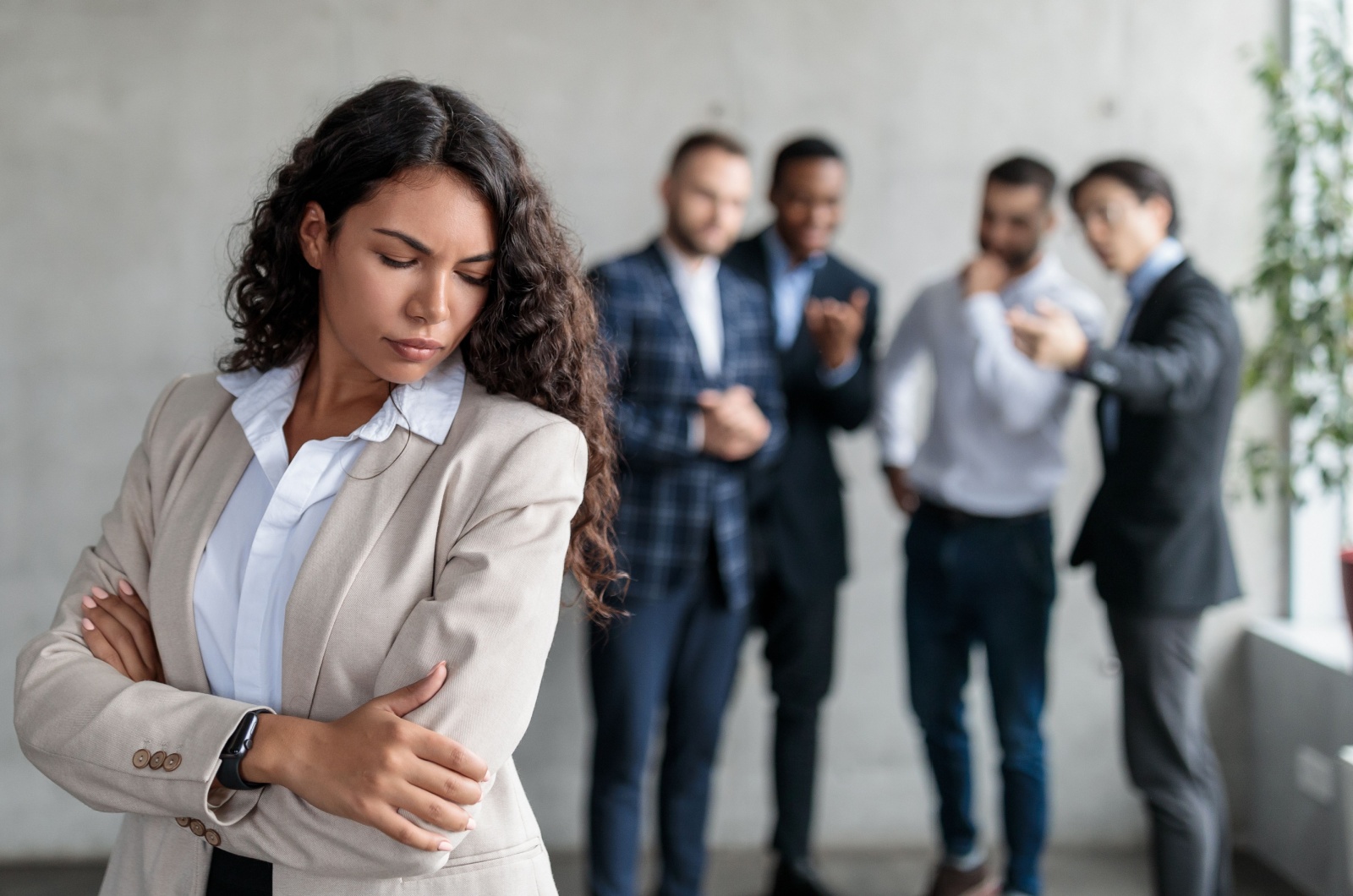 gruppe lacht frau aus