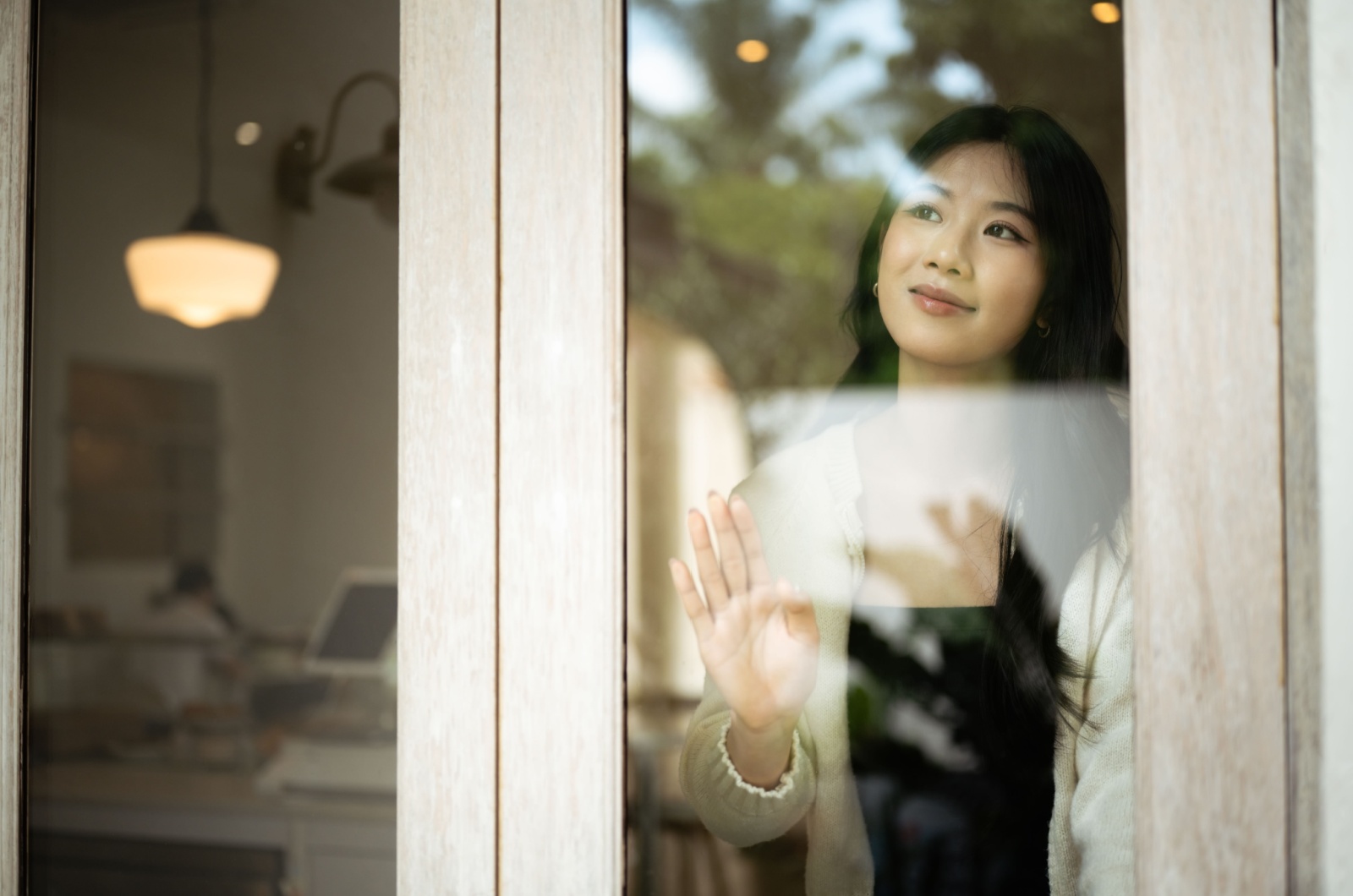 junge frau am fenster