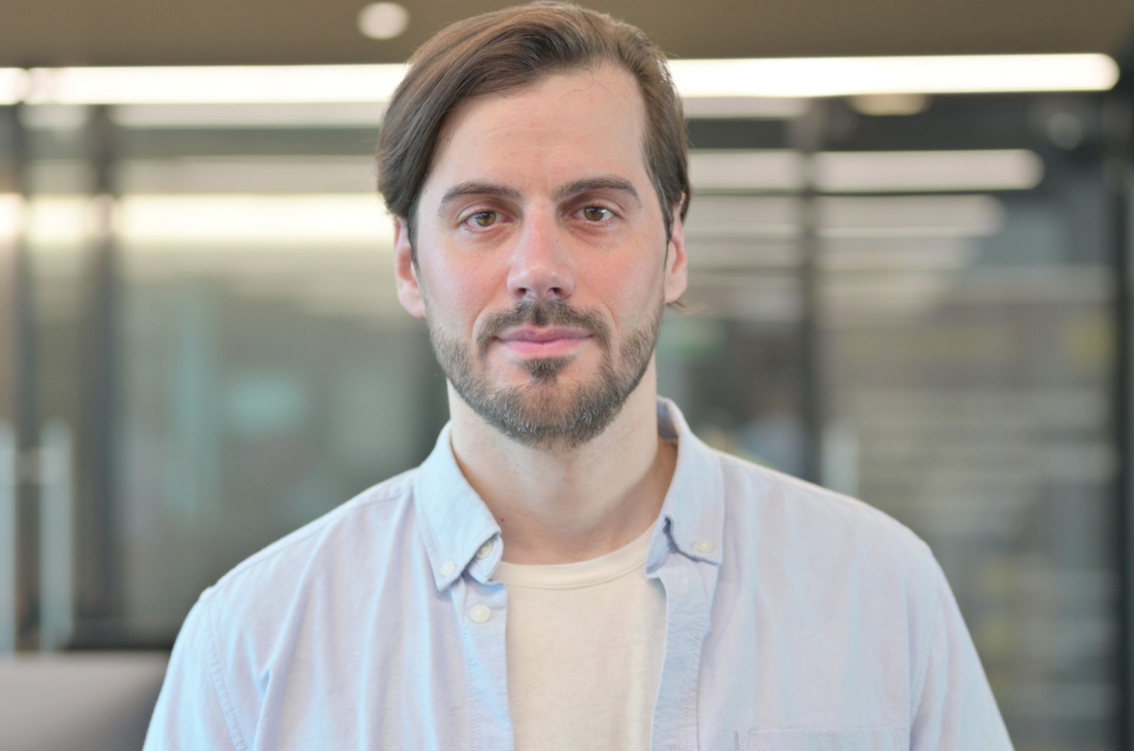 junger mann im blauen shirt