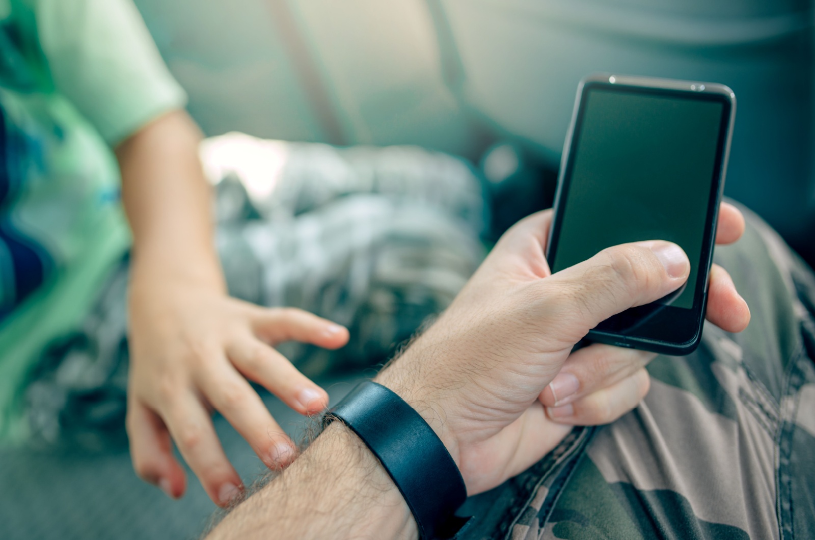 kind greift nach papa