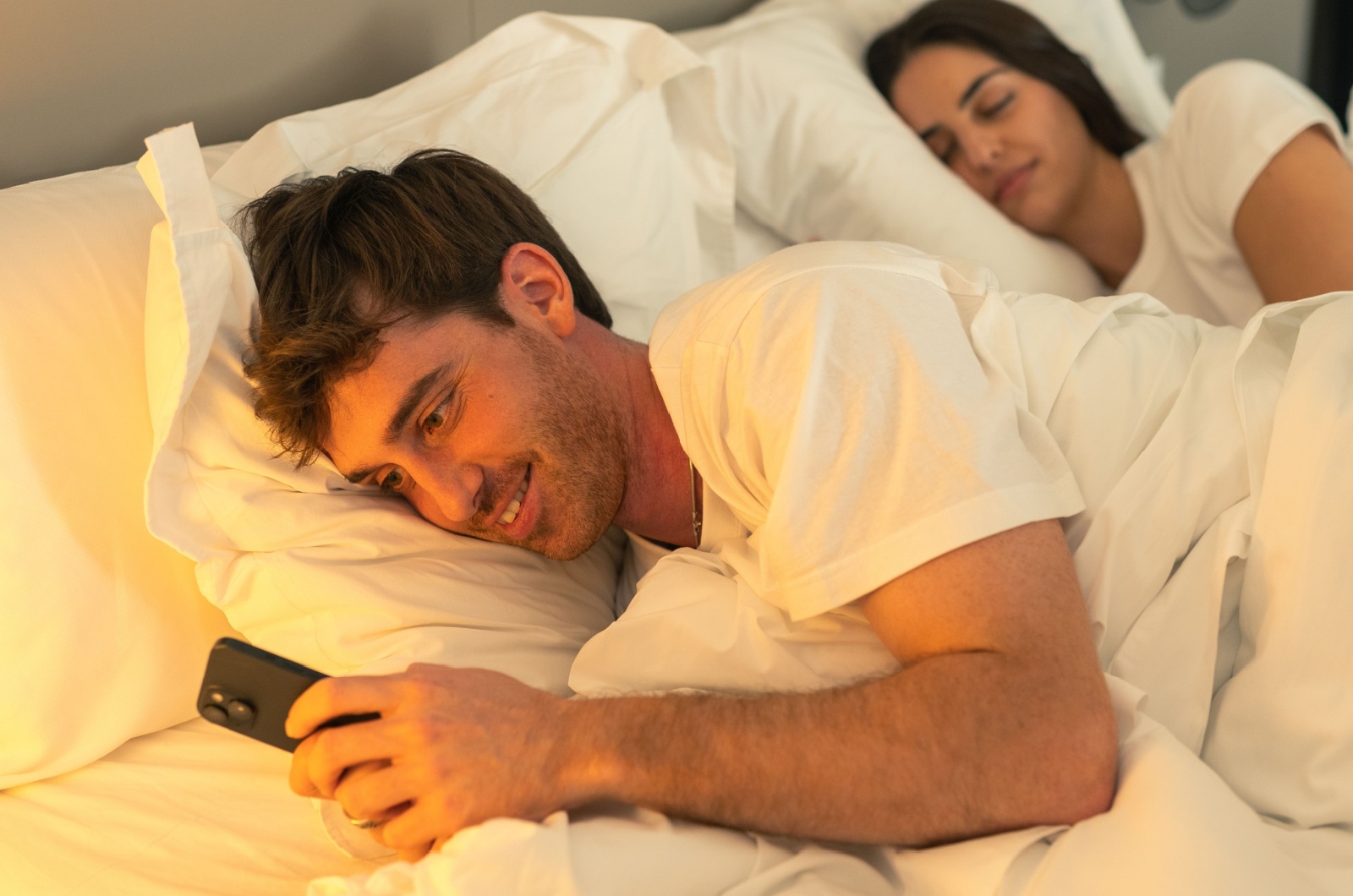 mann am handy neben frau