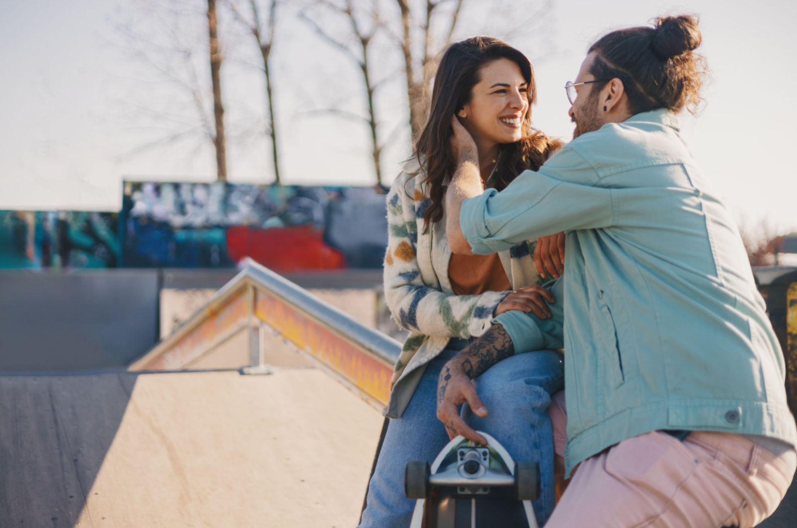 mann beruehrt haare von frau