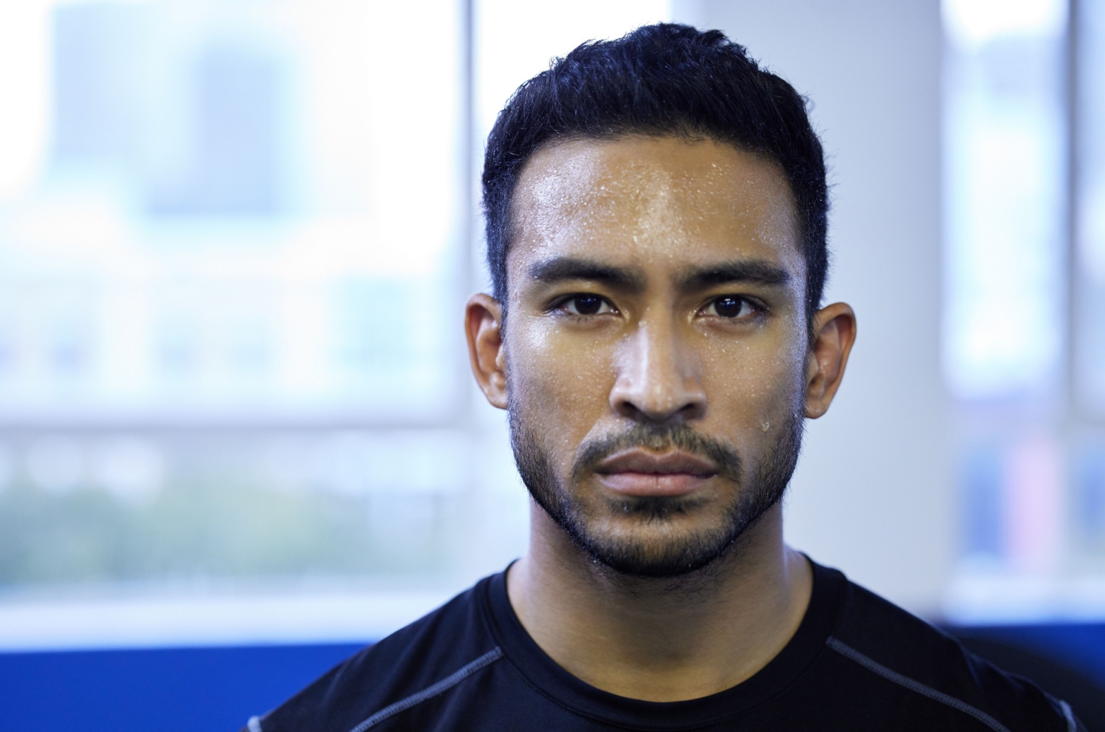 mann braune augen schwarze haare